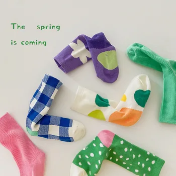 Детски чорапи 2022 пролет и есен нова вълна от грах каре хитовые цветни чорапи със средна дължина, от памук за момчета и момичета, бебешки sailor moon
